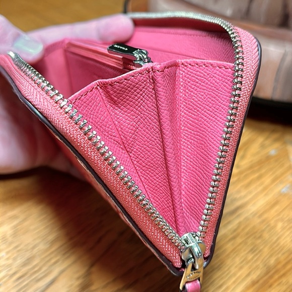 *HTF COLOR* COACH Signature Debossed Patent Leather Accordion Zip Wallet - Picture 12 of 16